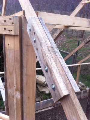 Unione di due assi per formare la travatura del tetto / 4_2014.jpg 4_2014.jpg