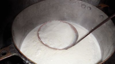 Precipitazione e raccolta, con la "cazza", della ricotta / CIMG1014.JPG CIMG1014.JPG