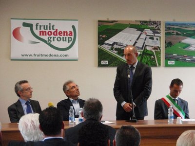 Cesare Mazzetti (in piedi) parla al ministro Mario Catania durante la visita ufficiale di stamattina a Modena.JPG