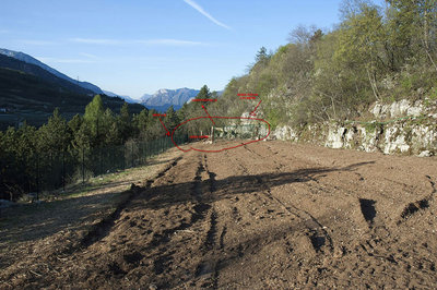 Foto 1 - Campagna: sulla sx rete 160 cm - sulla dx parete di roccia. In fondo: zona capre. / foto1.jpg foto1.jpg