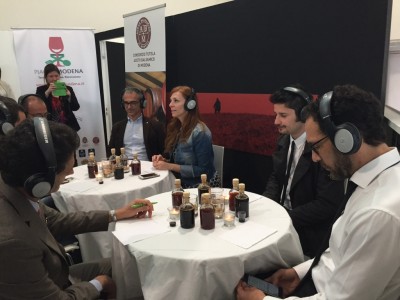 Un momento della degustazione sensoriale di Aceto Balsamico di Modena IGP a Vinitaly.jpg