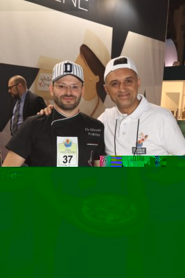 Il campione del mondo della pizza glutenfree Federico De Silvestri con il giurato Marco Amoriello, maestro pizzaiolo ed ex campione mondiale pizza glutenfree.jpg