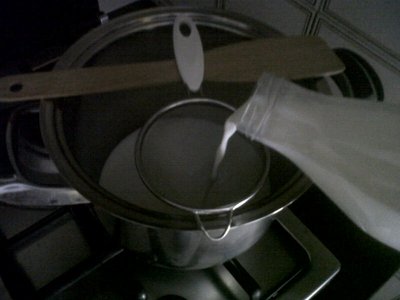 Filtraggio del latte con colino. / ca1.JPG ca1.JPG