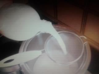 Filtraggio latte crudo con colino. / 1000.jpg 1000.jpg