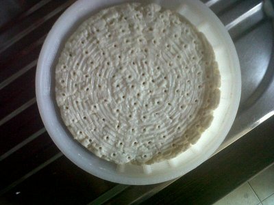 Fine foratura, 115 fori su un piatto di 14 cm. / R24.JPG R24.JPG