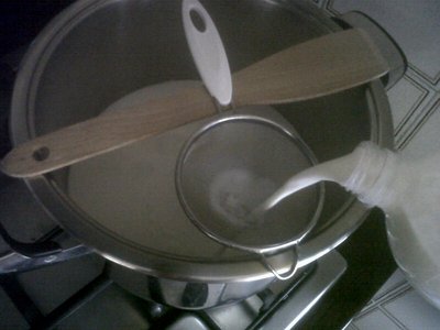 Operazione di filtraggio latte di pecora con colino a maglia fine. / T2.JPG T2.JPG