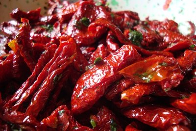Inizia la fase di conservazione: ho scottato per 2 minuti i pomodori in 1L di aceto di vino bianco, poco meno di 1/2 litro di acqua, un pizzico di sale grosso Ho scolato i pomodori e li ho stesi su un telo ad asciugare Tritato prezzemolo, poche foglie di salvia, 1 spicchio d'aglio e alcune foglie di menta; ho aggiunto origano e timo di montagna e mescolati insieme ai pomodori. Ho condito con olio ex.vergine d'oliva e iniziato ad invasare. / DSC05082.JPG DSC05082.JPG