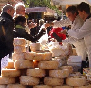 Mercato-formaggi-300x290.jpg Mercato-formaggi-300x290.jpg