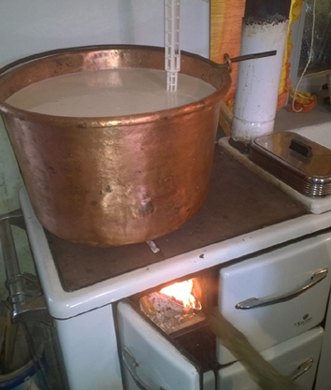 Riscaldato in pentola di rame su stufa a legna / 01.jpg 01.jpg