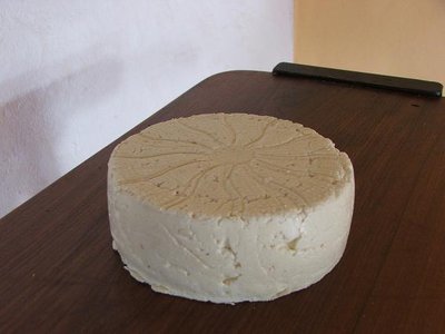 Il secondo; la resa dal 9 % invece che 14 % dal 1 º pero la ricetta diceva 11 % Credo che una volta ho lasciato tropo siero e altra poco / tomme2.JPG tomme2.JPG