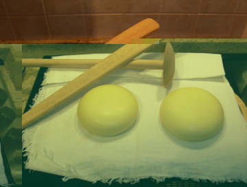 Due vastedde con la mia rotella in legno e il " vaciliatuma" ( un pezzo di legno promosso sul campo) / 100_0700.jpg 100_0700.jpg