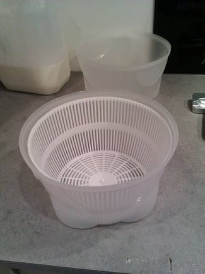 La fuscella che ho utilizzato è in realta un asciuga insalata. Qui in Belgio non m'è riuscito ancora trovare le fuscelle...ma il fatto che il box di plastica sia a misura perfetta per contenere la fuscella agevola lo stoccaggio nel frigo :) / Fuscella2.jpg Fuscella2.jpg