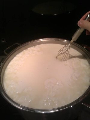 Rottura della cagliata con la frusta. / Cagliata rottura.jpg Cagliata rottura.jpg