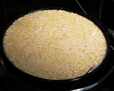 iniziare a tagliare molto lentamente a chicco di mais portando il latte a 38° / Ched01a.jpg Ched01a.jpg