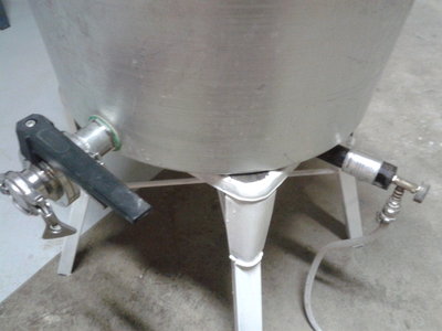 particolare del fornellone e rubinetto scarico acqua / 20131010_190718.jpg 20131010_190718.jpg