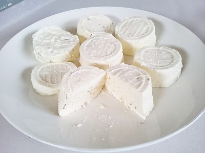 ecco il risultato, veramente buonissime, simili a dei caprini nel gusto e nella consistenza, ma non sono il primosale farcito che volevo produrre. nella foto manca quello farcito al mango che mi sono scordato di fotografare / 20150322_084455.jpg 20150322_084455.jpg