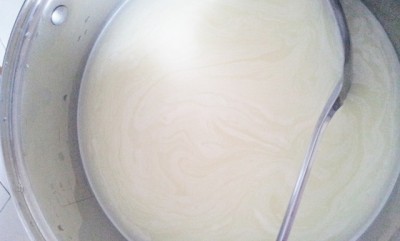 ecco come si presentava il siero dopo avere prelevato la cagliata. ancora molto bianco, infatti ho avuto una resa scarsa / 20150321_165236 (640x386).jpg 20150321_165236 (640x386).jpg