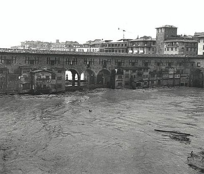 ponte vecchio alluvione di Firenze.jpg