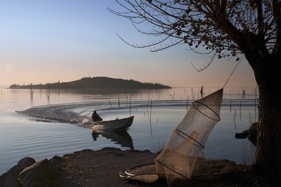 pescatore al rientro al tramonto, San Feliciano sul Trasimeno. Sullo sfondo l'Isola Polvese / DSC_3173 (2).jpg DSC_3173 (2).jpg