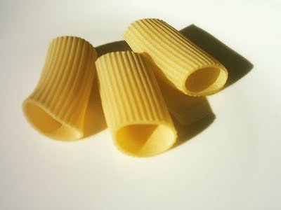 Mantovano con questi e se sono rifilati al bronzo, son' a fin' d' munn' / Paccheri rigati.jpg Paccheri rigati.jpg