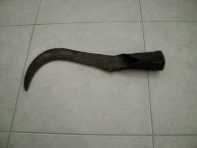 -Nome dell'oggetto: Mannaia -Descrizione dell'oggetto: la mannaia serve per la rimozione dei rami più sottili degli alberi; questa al contrario delle più comuni mannaie non ha un manico corto, ma presenta lo spazio per l'inserimento di un palo e un foro per l'ancoraggio dello stesso mediante chiodo (come una zappa o una vanga) -Luogo di ritrovamento o recupero: Friuli, provincia di Udine -Data presunta di fabbricazione: Penso sia stata fatta tra gli anni 50 e 70, a giudicare dalla presenza della saldatura che serra il foro per il palo / IMAG1299.JPG IMAG1299.JPG