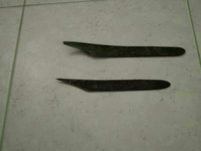 -Nome dell'oggetto: ?? -Descrizione dell'oggetto: Simile ad un tagliacarte, ha il corpo leggermente concavo e una punta dotata di lama; probabilmente l'utensile veniva usato dal calzolaio -Luogo di ritrovamento o recupero: Friuli, provincia di Udine -Data presunta di fabbricazione: Prima metà del '900 / IMAG1307.JPG IMAG1307.JPG