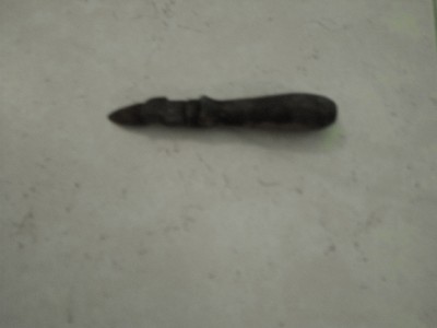 -Nome dell'oggetto: Apriscatole (?) -Descrizione dell'oggetto: Ha la lama piegata verso destra ed infossata, assieme al "dente" metallico in sua prossimità -Luogo di ritrovamento o recupero: Friuli, provincia di Udine -Data presunta di fabbricazione: Prima metà del '900 / IMAG1312.JPG IMAG1312.JPG