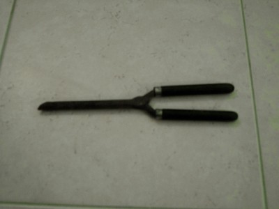 -Nome dell'oggetto: ?? -Descrizione dell'oggetto: Simile ad una forbice, ha la "lama" in alto costituita da un tondino, mentre quella in passa e concava e atta ad ospitare la compagna; potrebbe essere una sorta di piastra per capelli -Luogo di ritrovamento o recupero: Friuli, provincia di Udine -Data presunta di fabbricazione: Prima metà del '900 / IMAG1306.JPG IMAG1306.JPG