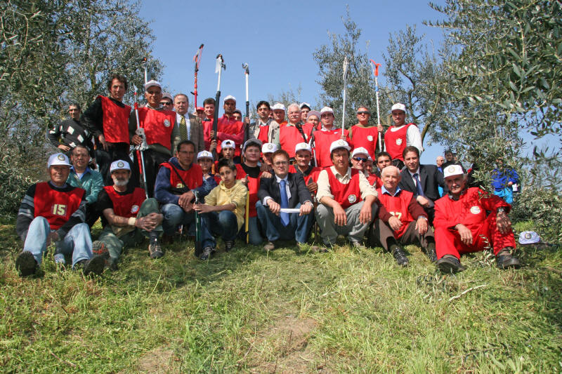 Campionato Italiano Potatura Alberi d'Olivo 2008 - Al centro il Dott. Francesco Marino / Campionato_Italiano_Potatura_Olivo_2008.JPG Campionato_Italiano_Potatura_Olivo_2008.JPG