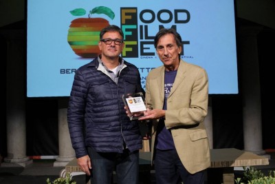 Mani - Premiazione.jpg (66.02 KiB) Osservato 576 volte Mani - Premiazione.jpg