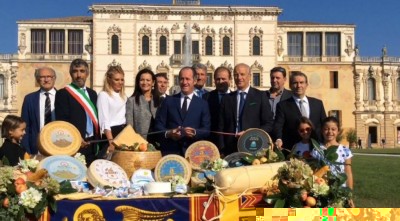 Taglio inaugurale.jpg (98.28 KiB) Osservato 751 volte Taglio inaugurale.jpg