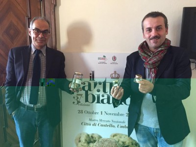 Il Sindaco Bacchetta e l'assessore Carletti con il tartufo spaziale.jpg (75.59 KiB) Osservato 576 volte Il Sindaco Bacchetta e l'assessore Carletti con il tartufo spaziale.jpg