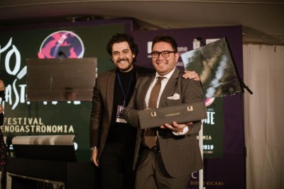 il vincitore con il Angelo Cotugno di San MArzano vini.jpg (59.57 KiB) Osservato 515 volte il vincitore con il Angelo Cotugno di San MArzano vini.jpg