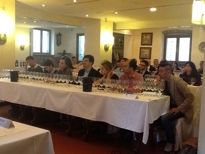 un momento della degustazione guidata da Sandro Camilli.JPG (244.99 KiB) Osservato 668 volte un momento della degustazione guidata da Sandro Camilli.JPG