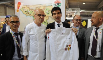 Federico Desimoni, Franco Pepe, il Ministro Maurizio Martina, Domenico Raimondo e Pier Maria Saccani.jpg (133.46 KiB) Osservato 1234 volte Federico Desimoni, Franco Pepe, il Ministro Maurizio Martina, Domenico Raimondo e Pier Maria Saccani.jpg