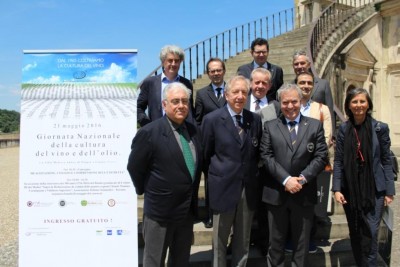 I protagonisti della giornata nazionale ais a Poggio a Caiano. Al centro Osvaldo Baroncelli e Antonello Maietta..jpg (79.16 KiB) Osservato 2567 volte I protagonisti della giornata nazionale ais a Poggio a Caiano. Al centro Osvaldo Baroncelli e Antonello Maietta..jpg