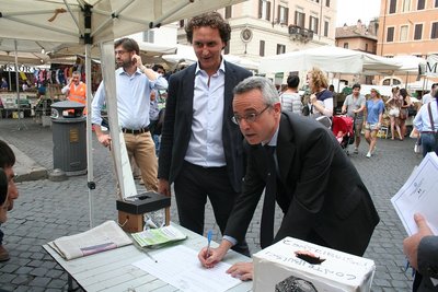 Ministro Catania firma referendum 1.JPG
