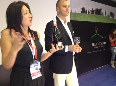 Rosanna Carpenè con il sommelier AIS Andrea Rinaldi, Presidente AIS Inghilterra e vicepresidente della Wordwide Sommelier Association e Michele Brando sommelier del ristorante Zafferano (1 stella Michelin) / FRANCE~1.JPG FRANCE~1.JPG