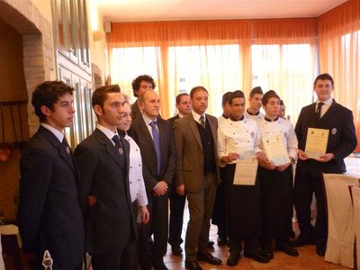I PARTECIPANTI CON IL PRESIDENTE DEL CABM CESARE MAZZETTI E IL DIRETTORE DELLA SCUOLA ALBERGHIERA SCHIPANO.JPG (56.48 KiB) Osservato 4413 volte I PARTECIPANTI CON IL PRESIDENTE DEL CABM CESARE MAZZETTI E IL DIRETTORE DELLA SCUOLA ALBERGHIERA SCHIPANO.JPG