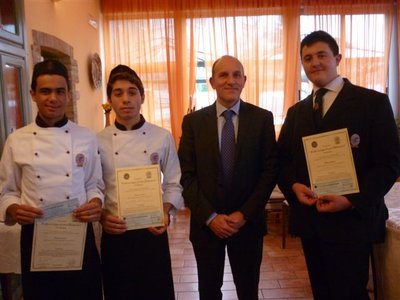 IL PRESIDENTE DEL CABM CESARE MAZZETTI E I TRE VINCITORI.JPG (54.44 KiB) Osservato 4413 volte IL PRESIDENTE DEL CABM CESARE MAZZETTI E I TRE VINCITORI.JPG
