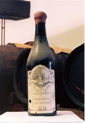 Bottiglie storiche di aceto balsamico_1.JPG (21.76 KiB) Osservato 4237 volte Bottiglie storiche di aceto balsamico_1.JPG