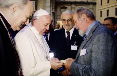 Papa Francesco con Ingo Potrykus creatore del Golden Rice / BYZb2P0CIAAKSCL.jpg BYZb2P0CIAAKSCL.jpg