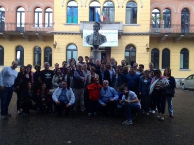 La delegazione brasiliana davanti al busto di Antonio Carpenè di fronte alla Scuola Enologica di Conegliano.JPG
