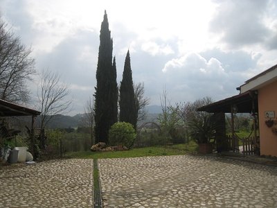 sulla destra la casa e sulla sinistra, dopo la tettoia, si intravede l'inizio dei recinti, la foto è stata fatta in inverno / a casaerecintoIMG_8531.jpg a casaerecintoIMG_8531.jpg