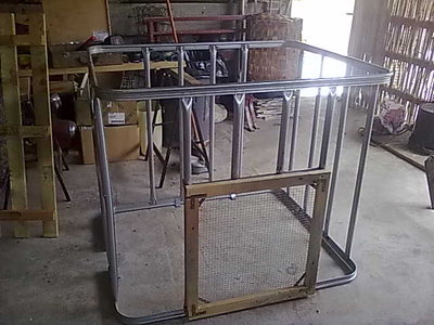 la struttura è la gabbia di una cisterna da 1000 litri, (quelle industriali) che si trovano a zero spese o al massimo a 10-20 euro. / gabbia 1.jpg gabbia 1.jpg