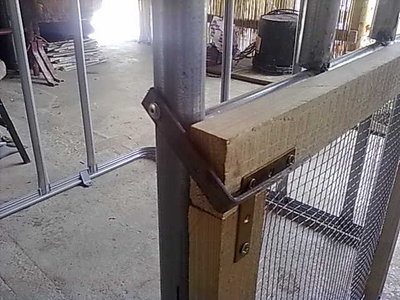 particolare della chiusura fatta con una squadretta in ferro. / gabbia 2.jpg gabbia 2.jpg