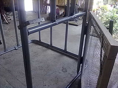 ho fatto anche la portina, tagliando due dei tubi contrali, e uno l'ho riutilizzato per fare il pezzo sopra la porta (la trave) / gabbia 3.jpg gabbia 3.jpg