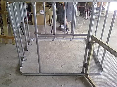 la portina è incernierata sul tubolare, per fissarla ho usato dei rivetti. / gabbia 4.jpg gabbia 4.jpg