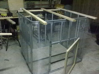 ho messo la rete intorno, e praparato una parte della struttura per la copertura / gabbia 5.jpg gabbia 5.jpg