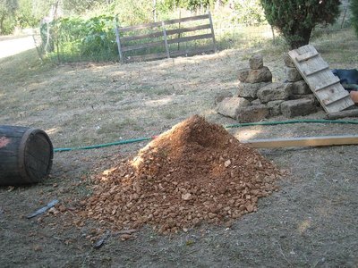 breccia usata per riempire lo spazio vuoto tra il buco e il palo di legno / brecciaIMG_1855.jpg brecciaIMG_1855.jpg